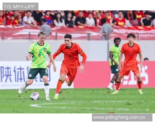 绿茵激战！当曼联新星盯上拜合拉木，前国脚的“锦囊妙计”能否助其突围？